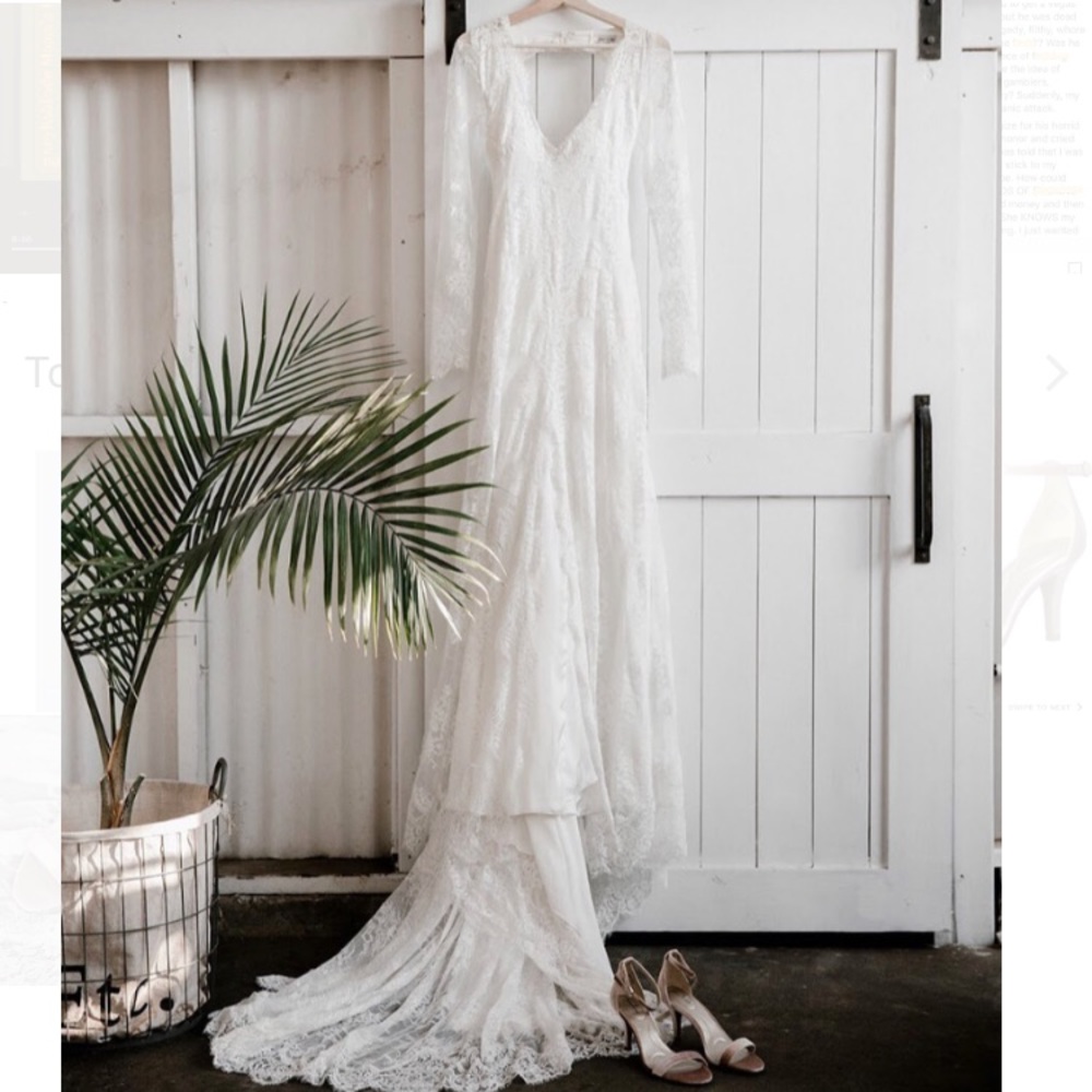 Backless lace wedding dress